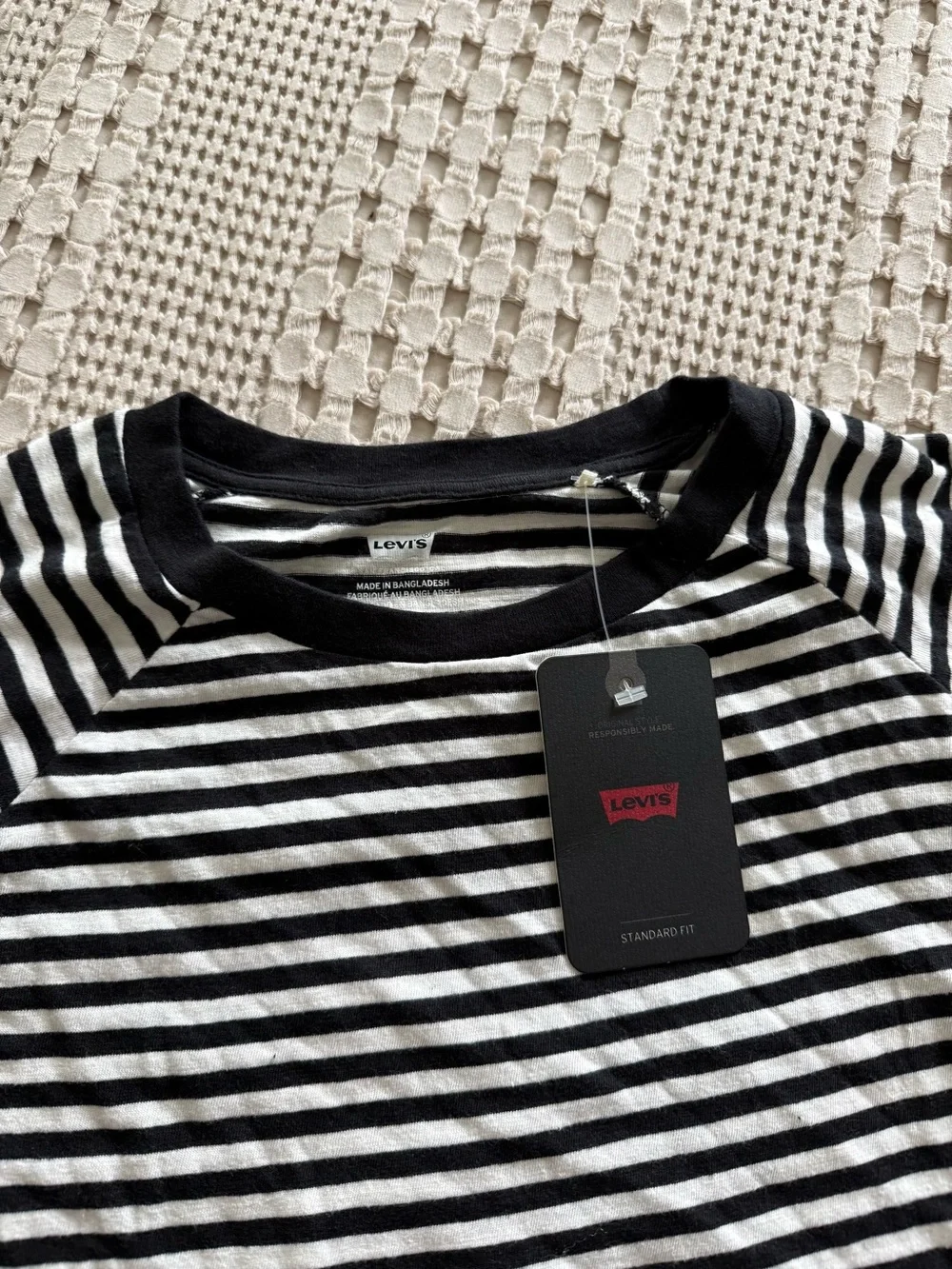 NEW Levi's Black & White Striped Crewneck Tee Size M - Picture 2 of 6